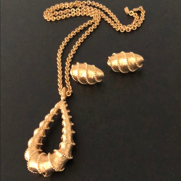 VINTAGE MONET TEARDROP NECKLACE & CLIP ON EARRINGS - Picture 10 of 14